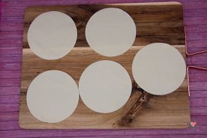 I dischi di pasta frolla ricavati col coppapasta per la preparazione della crostatina alla Nutella