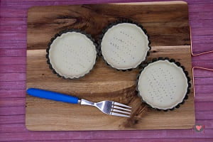 La foto raffigurante i dischi di pasta frolla adagiati nelle formine per la preparazione della crostatina alla Nutella