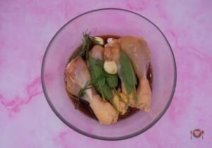 La foto raffigurante le cosce di pollo bagnate con la birra, per la preparazione delle cosce di pollo alla birra
