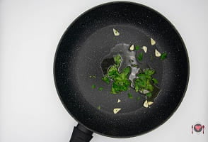 Foto raffigurante aglio e prezzemolo per la preparazione della pasta gamberetti e funghi