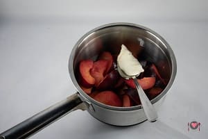 La foto raffigurante le prugne e il burro per la preparazione delle prugne cotte con tegamino e burro