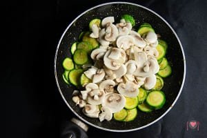 Torta salata vegetariana con zucchine e funghi