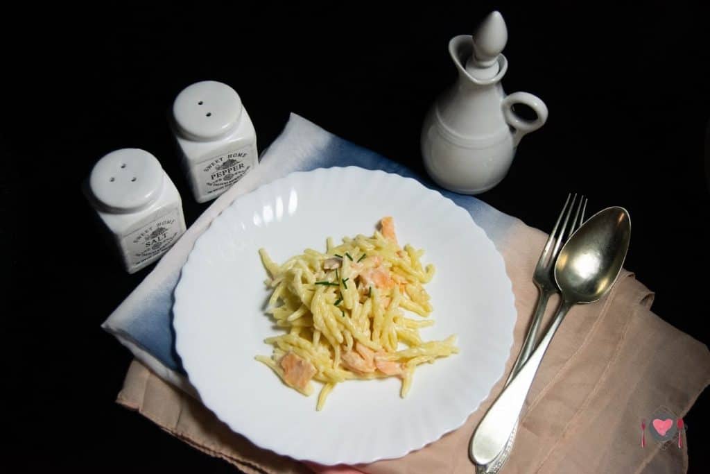 Paste sfiziose ( 10 ricette semplici e veloci ) La foto raffigurante una delle paste sfiziose proposte. Trofie al salmone!