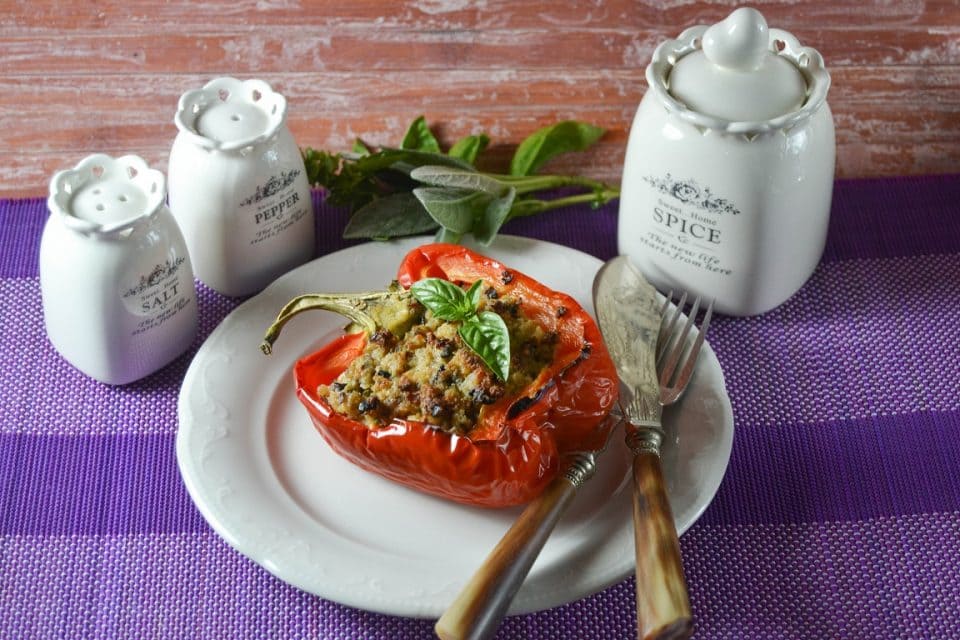 Foto raffigurate la ricetta pronta: Squisiti questi peperoni ripieni al tonno e olive! Anzi sono una vera delizia.