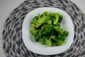 La foto raffigurasnte i broccoletti lessati per la preparazione della Pasta broccoli acciughe e pangrattato