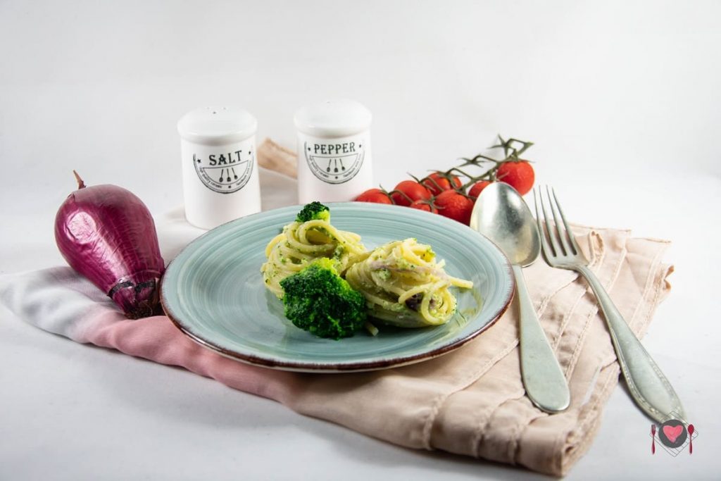 Foto raffigurante la ricetta pronta degli spaghetti con broccoli e acciughe!