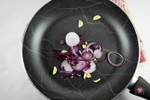 La foto raffigurante l'aglio e la cipolla affettati per la preparazione della Pasta broccoli acciughe e pangrattato