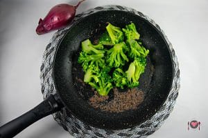 La foto raffigurante le acciughe e i broccoli per la preparazione della Pasta broccoli acciughe e pangrattato