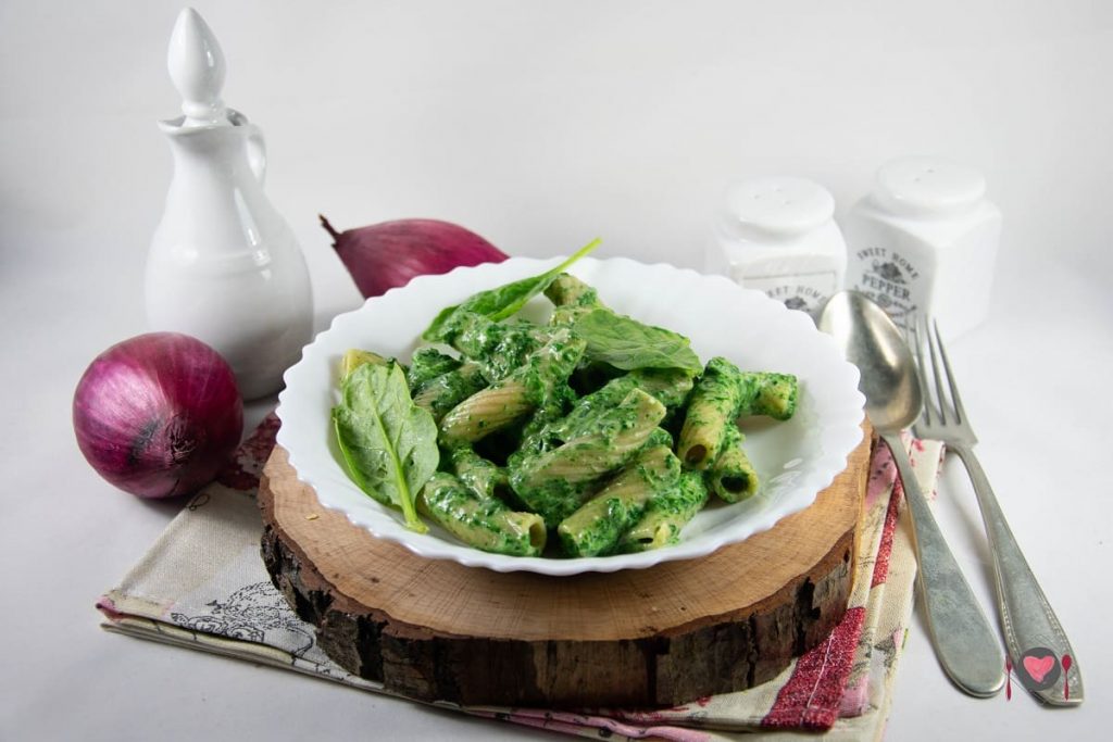 Foto raffigurante la ricetta pronta:  squisita questa pasta con gli spinaci.