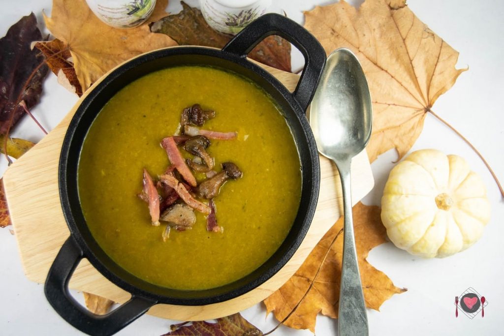 Vellutata di zucca e funghi ( da leccarsi le orecchie) Immagine finale della nostra squisita vellutata di zucca e funghi. Da leccarsi proprio le orecchie!