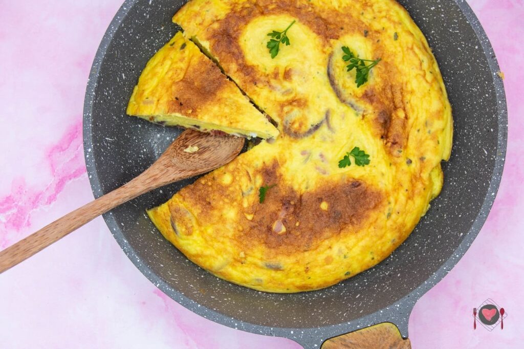 La foto raffigurante la frittata con speck