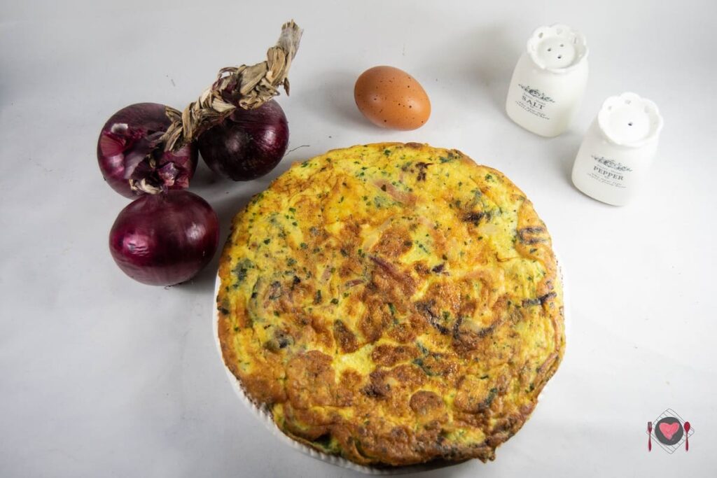 Frittata con speck ( pronta in 25 minuti ) La foto raffigurante la deliziosa e saporita frittata con speck