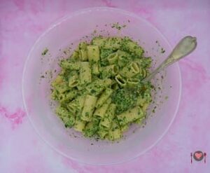 La foto raffigurante la pasta condita con il pesto, per la preparazione della pasta con pesto di rucola