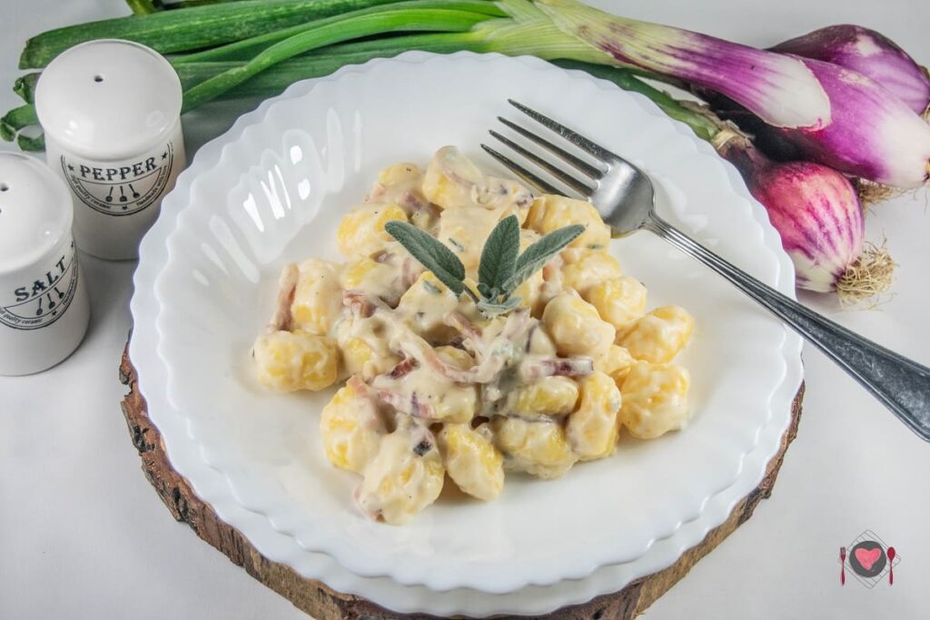 Foto raffigurante il nostro buonissimo piatto di gnocchi con gorgonzola e speck!