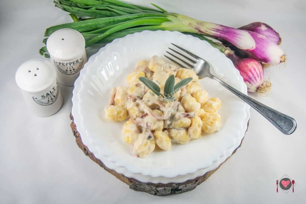 Foto raffigurante il nostro squisitissimo piatto di gnocchi con gorgonzola e speck!