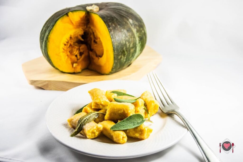 Gnocchi di zucca e ricotta ( ricetta facile e veloce ) Foto raffigurante il piatto pronto degli gnocchi di zucca e ricotta.