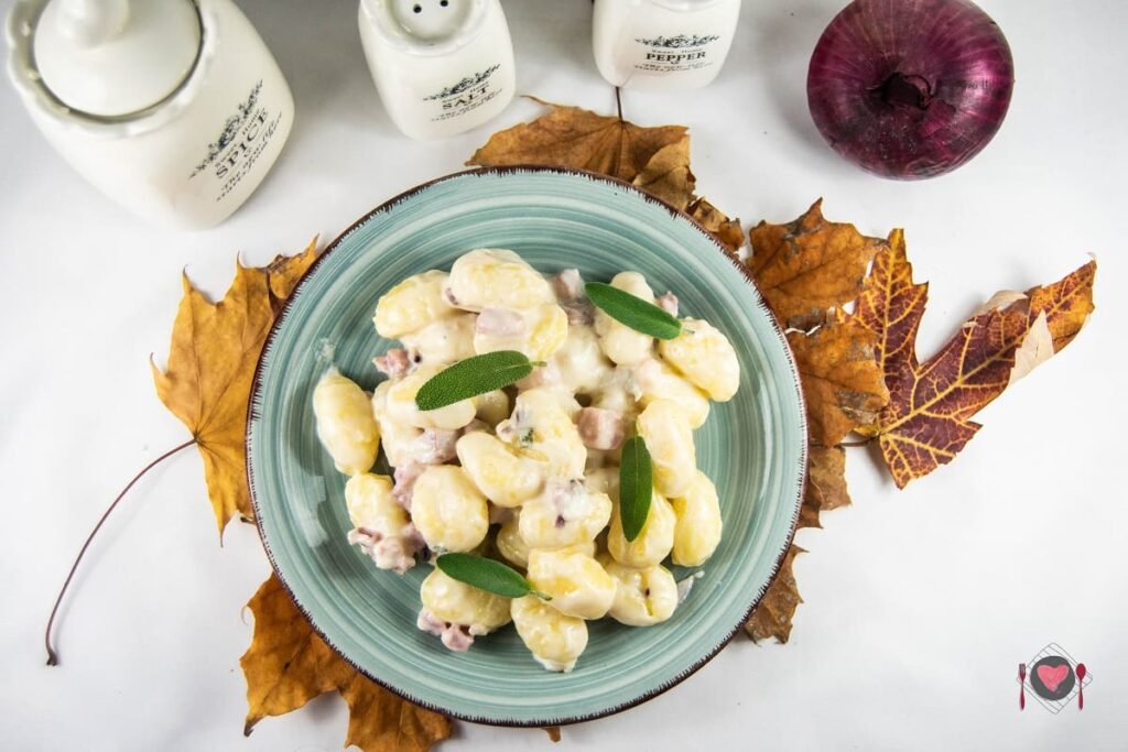 Foto raffigurante gli gnocchi gorgonzola e panna, uno dei tanti condimenti in bianco per gnocchi.