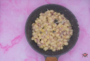 La foto raffigurante gli gnocchi spolverati col formaggio, per la preparazione degli gnocchi gorgonzola e speck