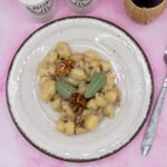 La foto raffigurante gli gnocchi gorgonzola speck e noci, un primo piatto invernale