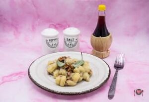 La foto raffigurante la ricetta degli gnocchi gorgonzola speck e noci