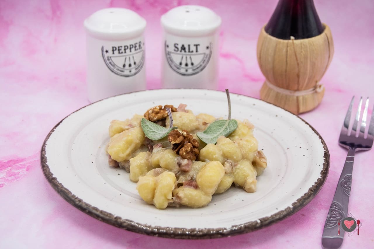 La foto raffigurante gli gnocchi gorgonzola speck e noci