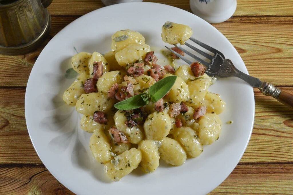 Foto raffigurante gli gnocchi gorgonzola e pancetta, uno dei condimenti in bianco per gnocchi proposti.