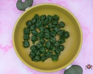 La foto raffigurante i primi gnocchi, per la preparazione degli gnocchi di spinaci