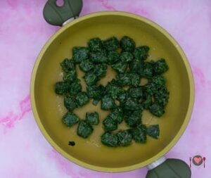 La foto raffigurante gli gnocchi cotti, per la preparazione degli gnocchi di spinaci
