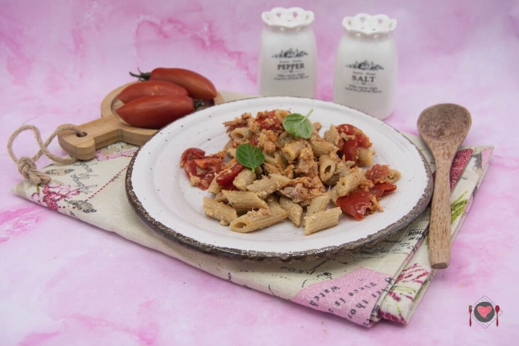 Pasta melanzane e tonno ( in 40 minuti ) La foto raffigurante la ricetta veloce della pasta melanzane e tonno.