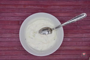 La foto raffigurante l'erba ciipollina e lo yogurt per la preparazione della salsa al miele