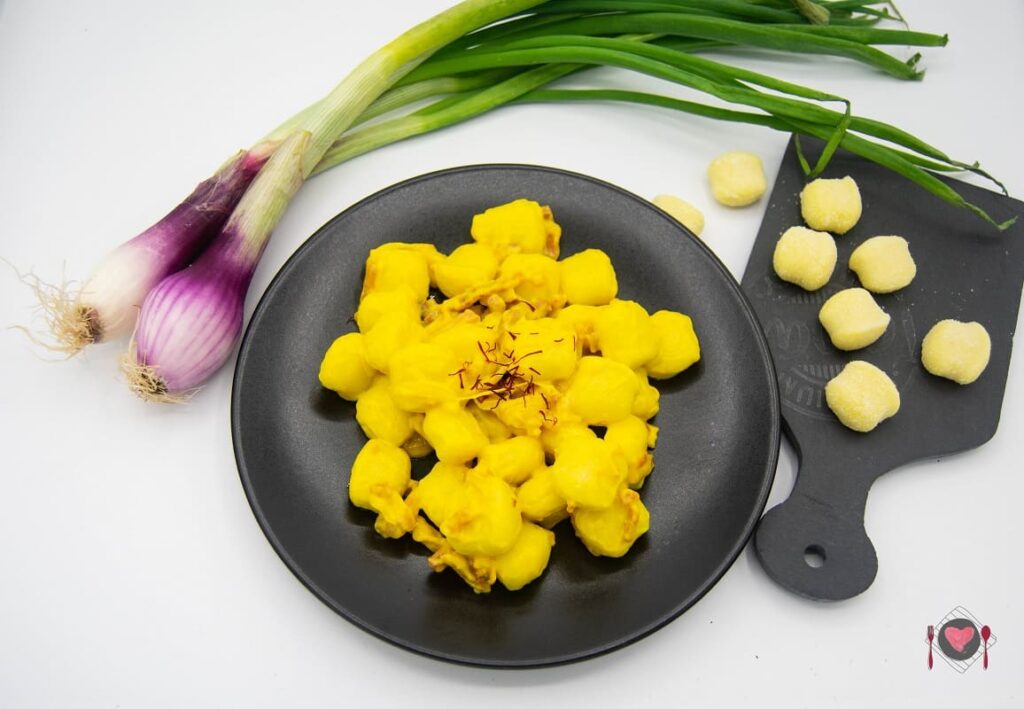 La foto raffigurante il nostro colorato e spassoso piatto di gnocchetti zafferano e speck.