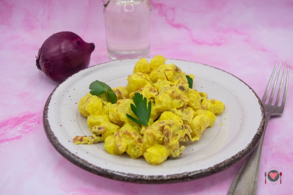 La foto raffigurante gli gnocchetti zafferano e speck