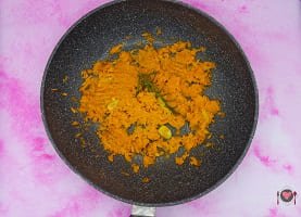 La foto raffigurante la zucca grattugiata assieme all'aglio, rosmarino per la preparazione del risotto zucca e funghi