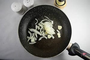 La foto raffigurante aglio e cipolla per la preparazione della Torta salata con melanzane e pomodorini
