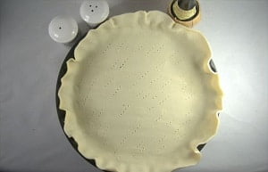 La foto raffigurante la sfoglia per la preparazione della Torta salata con carciofi e patate