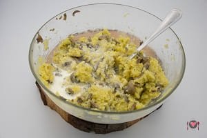 L' aggiunta della panna per la preparazione della per la torta salata funghi e patate