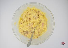 La foto raffigurante il composto ottenuto per la preparazione della Torta salata patate e speck