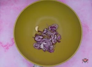La foto raffigurante la cipolla e l'aglio, per la preparazione della torta salta spinaci e mozzarella