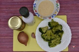 La foto raffigurante la preparazione di tutti gli ingredienti per la pasta broccoli acciughe e pangrattato
