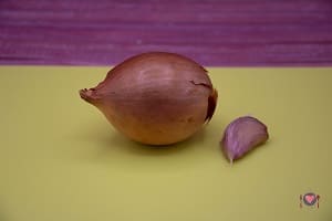 La foto raffigurante la cipolla e l'aglio per la preparazione degli Gnocchi zucchine e zafferano