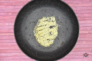 La foto raffigurante l'aglio e la cipolla soffritti per la preparazione della pasta broccoli e acciughe
