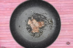 La foto raffigurante le acciughe o alici messe nella padella assieme all'acqua di cottura per la preparazione della pasta broccoli e acciughe