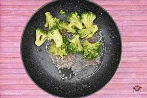 La foto raffigurante le alici e le cimette cotte per la preparazione della pasta broccoli e acciughe