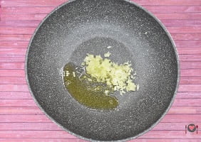 La foto raffigurante la cipolla e l'aglio tritati per la preparazione della pasta radicchio e gorgonzola
