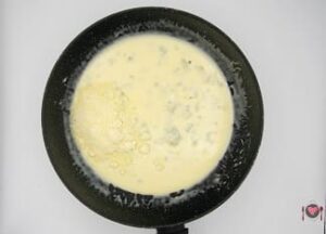 La foto raffigurante l'aggiunta di formaggio grattugiato per la preparazione degli Gnocchetti gorgonzola e noci