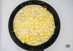 La foto raffigurante gli gnocchetti tuffati nel condimento per la preparazione degli Gnocchetti gorgonzola e noci
