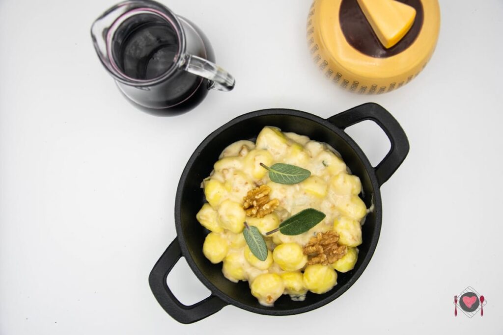 Gnocchetti gorgonzola e noci ( in 15 minuti ) La foto raffigurante i nostri saporiti gnocchetti gorgonzola e noci.
