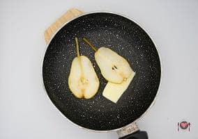 La foto raffigurante le pere a fettine con burro per la preparazione del risotto pere e formaggio