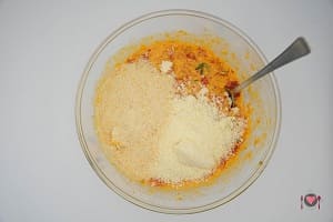 La foto rappresentante gli ingredienti e il formaggio grattugiato per la preparazione delle Polpette con peperoni
