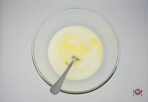 La foto raffigurante il latte aggiunto alle uova per la preparazione dei pancake alla Nutella